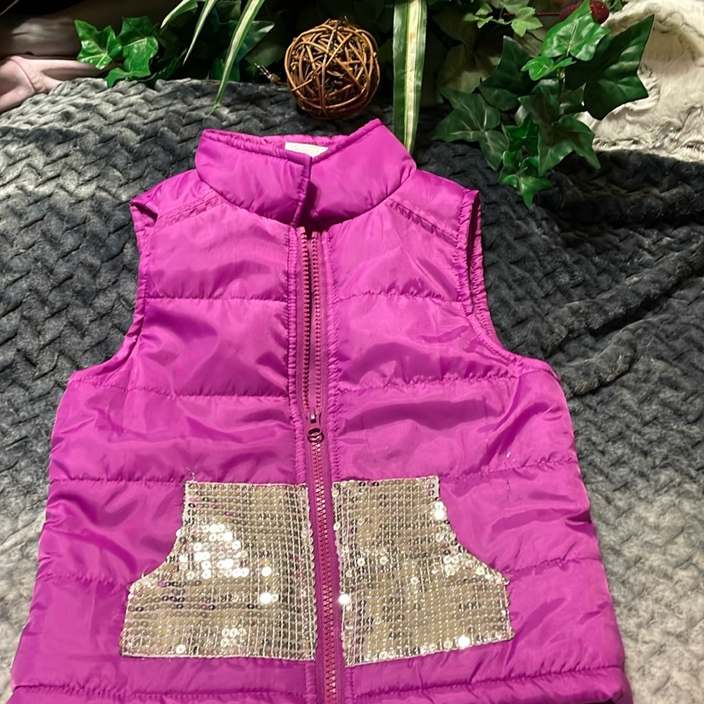 Hot pink PUFFER VEST GIRLS SZ5/6 silver Sequined kangaroo pockets Front Zip NWOT